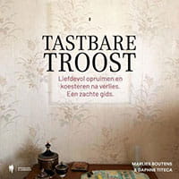 Boekcover met de titel “Tastbare troost” en de ondertitel “Liefdevol opruimen. Koesteren en verliezen. Een zachte gids.”, op een beige achtergrond met een klein tafereel van voorwerpen onderaan.